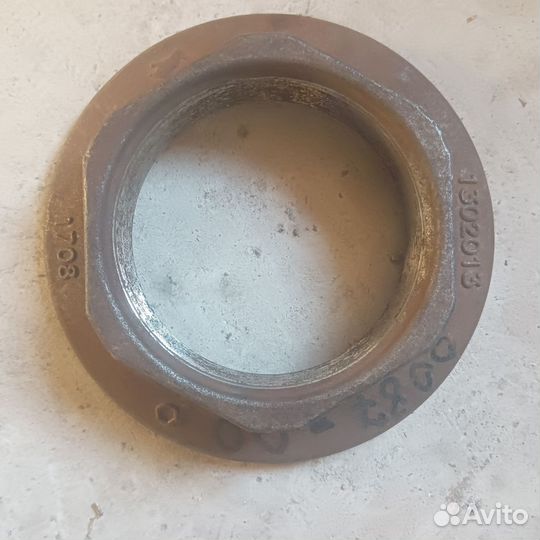 Гайка оси левая M72*1,5 H28 Schmitz