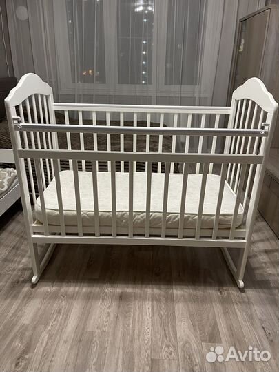 Детская кроватка с матрасом