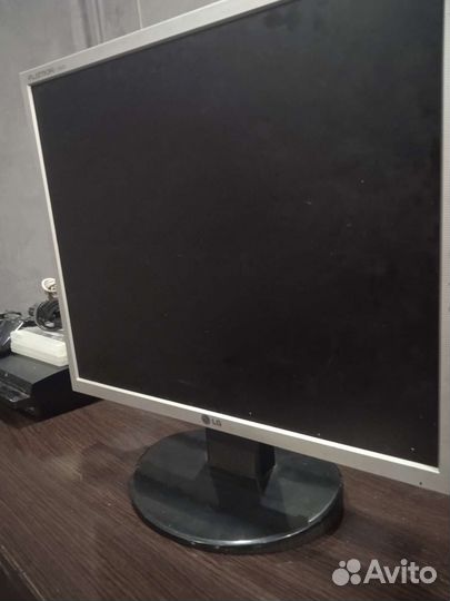 Монитор LG 19