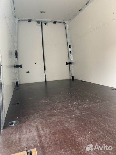 Водитель на личном грузовом автомобиле газель