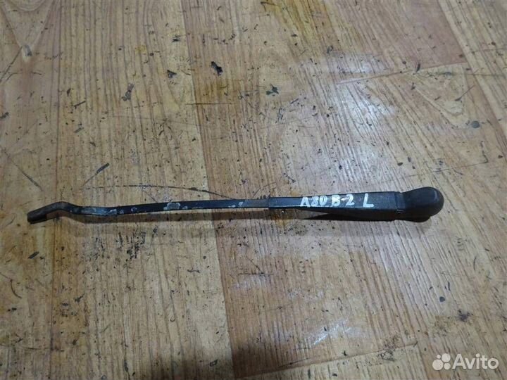 Поводок стеклоочистителя передний левый Audi 80/9