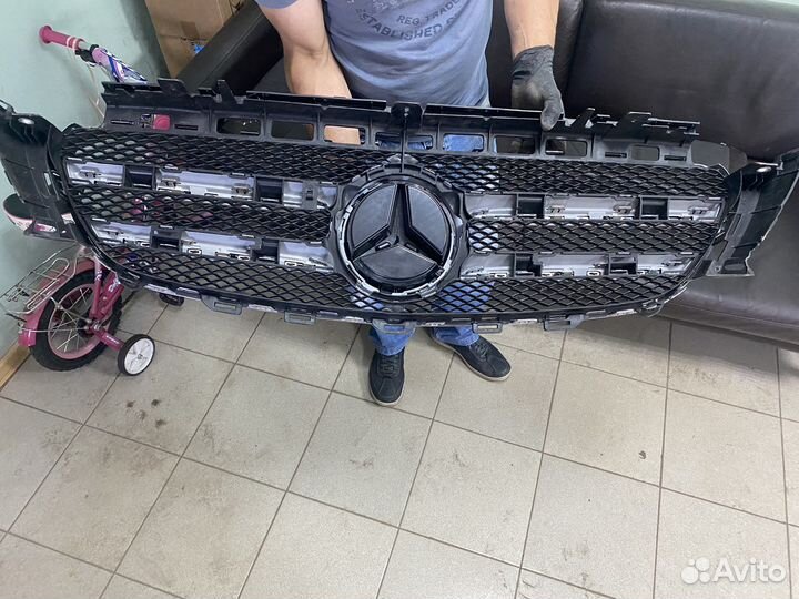Решетка радиатора и эмблема мерседес