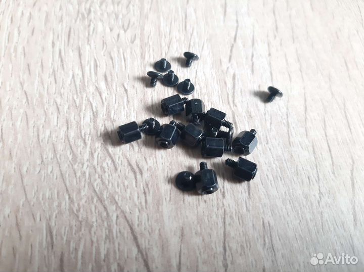 Винт и монтажная площадка для крепления M.2 SSD