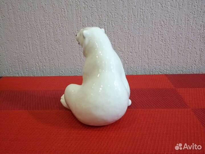 Фарфоровая статуэтка медведь