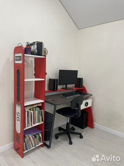 Детский письменный стол и стул