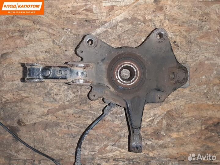 Кулак передний левый Renault Megane 3