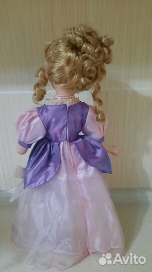 Кукла фарфоровая