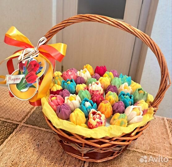 Подарки шоколадных тюльпанов в корзинах