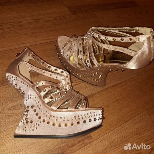 Босоножки (Англия)атласные новые