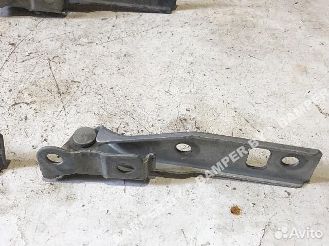 Петля капота левая для Volkswagen Golf 2000