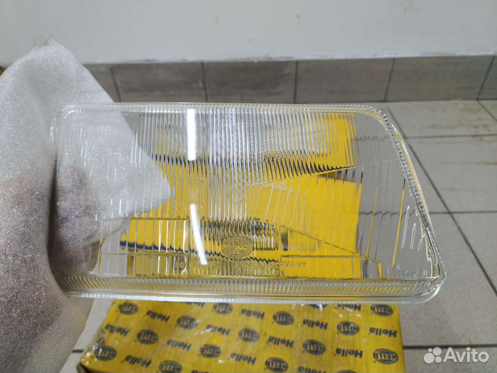 Правое новое стекло фары Hella/Magneti Audi 80 B4