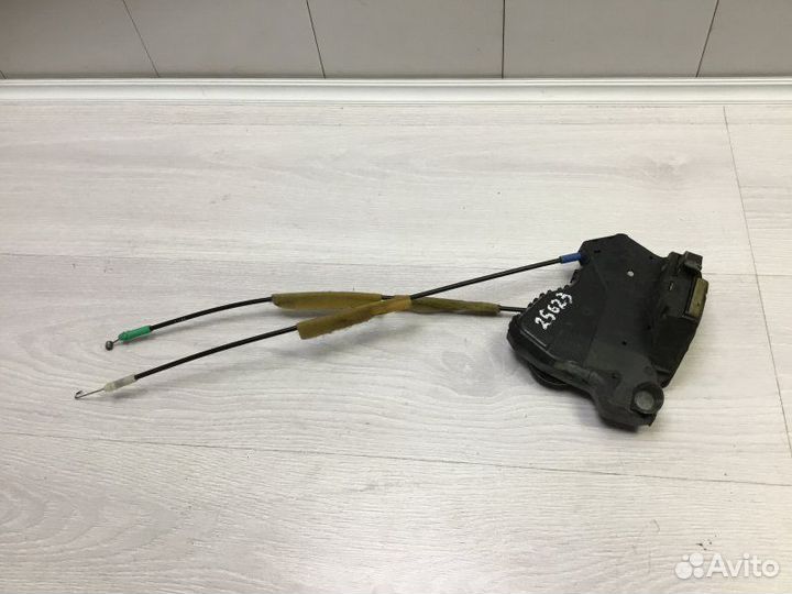 Замок двери передний правый Toyota Corolla Verso