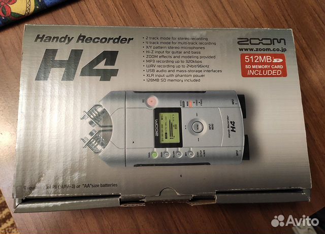 Коробка с документами и CD от рекордера Zoom H4