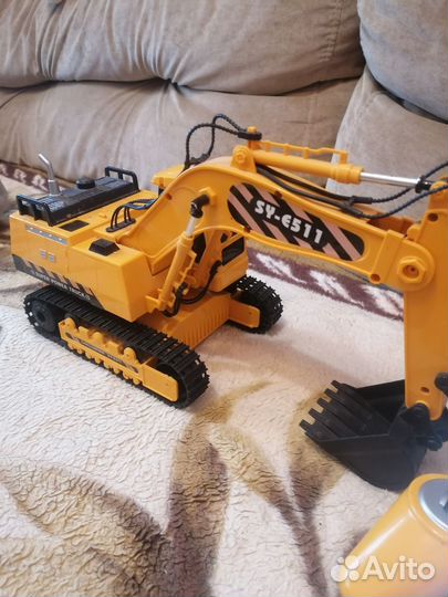 Экскаватор на пульте управления