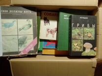 Коробка с книгами о природе и животных