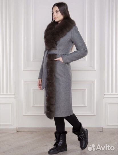 Пальто зимнее с мехом песца, шапочка, перчатки