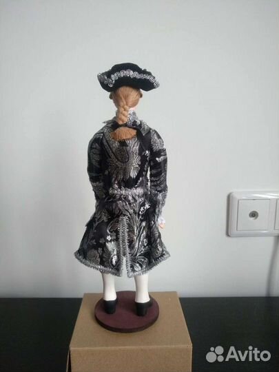 Кукла фарфоровая ручной работы стрелец, граф