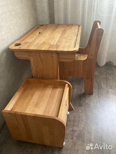 Школьный стол