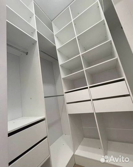 Гардеробная трехдверная