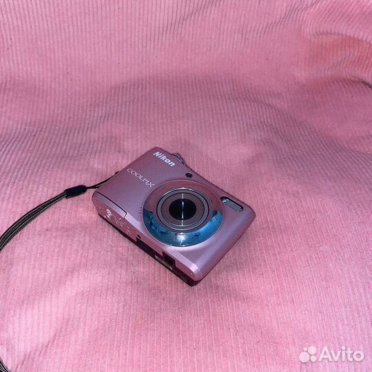 Розовый фотоаппарат y2k Nikon