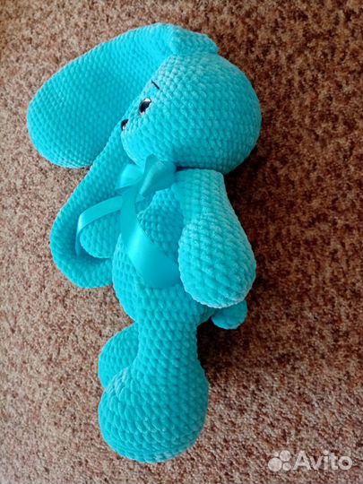 Вязаный плюшевый зайка с длинными ушами