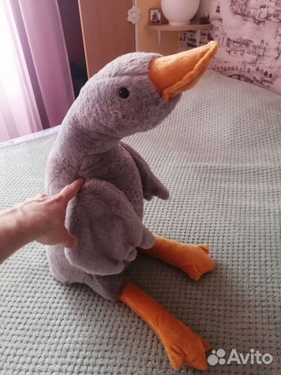 Мягкая игрушка гусь обнимусь серого цвета