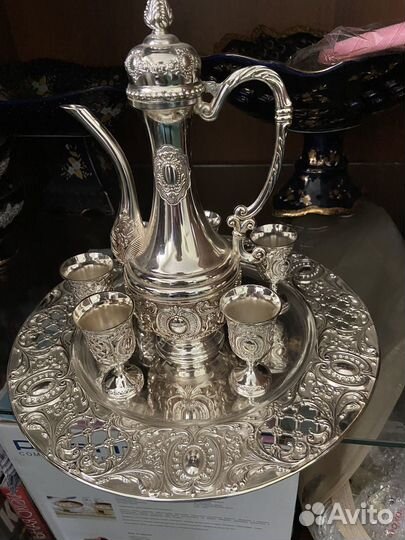 Графин с рюмками на подносе