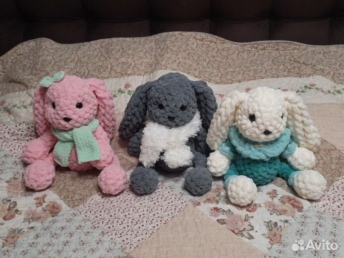 Плюшевый заяц вязаный. Игрушка ручной работы