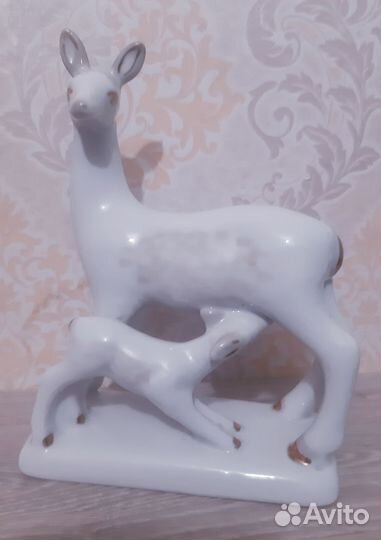 Фарфоровая статуэтка Олениха с оленёнком. Полоння