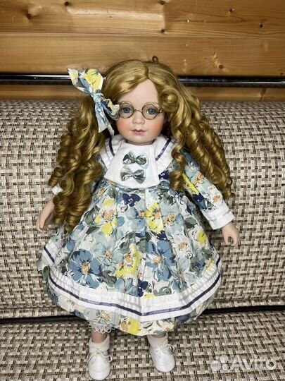Кукла фарфоровая