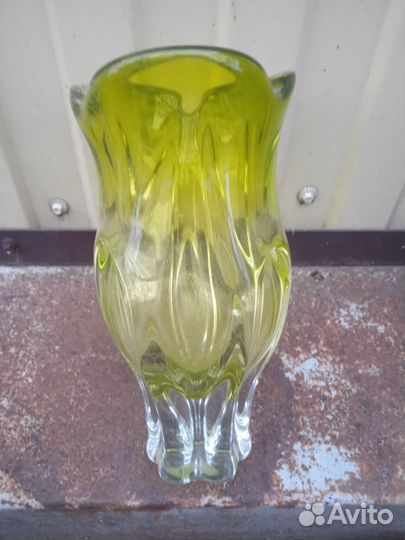 Ваза из зеленого стекла