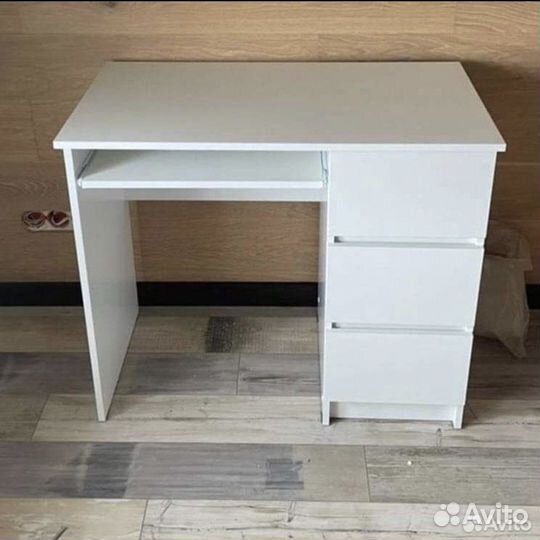 Стол письменный Моби