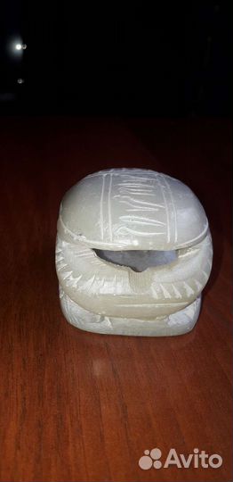 Череп из камня