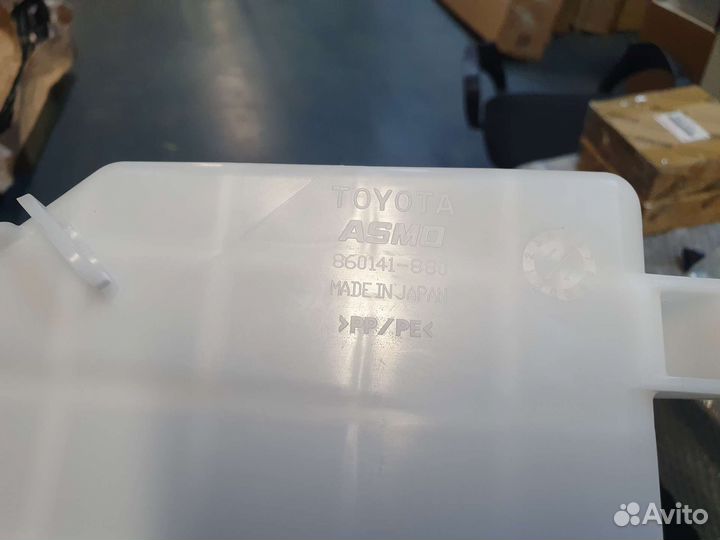 Бачок стеклоомывателя Toyota Land Cruiser 200