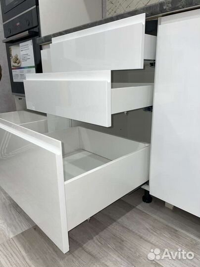 Кухонные фасады в эмали, шкафы, гардеробные