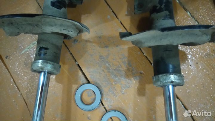 Амортизаторы передние б. у.Оригинал