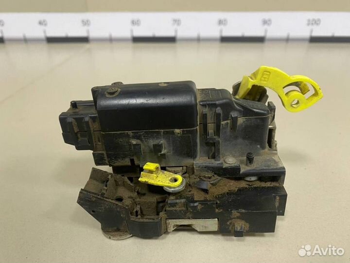 Замок двери задней левой Nissan Terrano