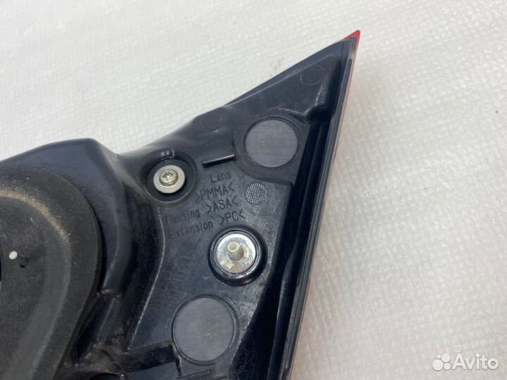 Фонарь внутренний задний левый Toyota Camry