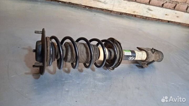 Стойка амортизатора передняя правая Mitsubishi