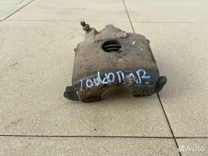 Тормозной суппорт передний правый Volkswagen Golf