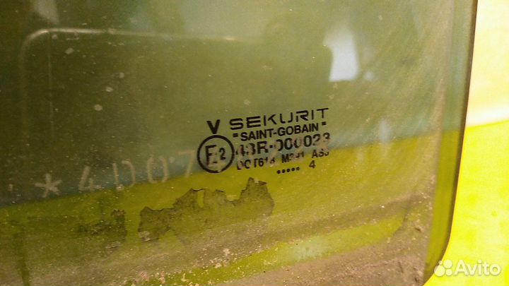 Стекло двери задней левой Touareg I