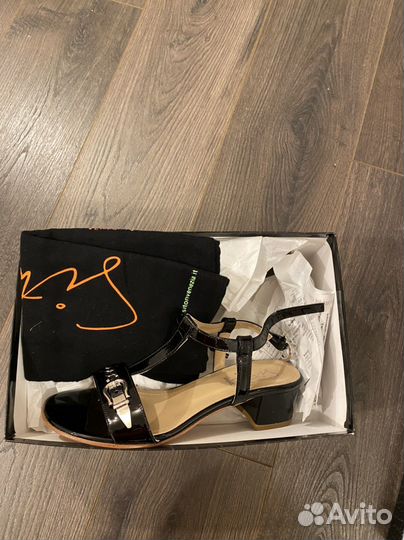 Босоножки натуральная кожа новые 37 размер