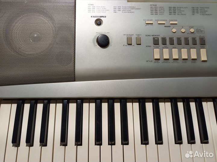 Yamaha DGX-220 синтезатор (76кл)