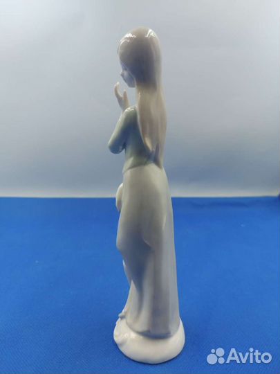 Фарфоровая статуэтка Девушка с зонтиком Royal