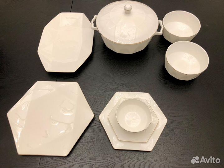 Абсолютно новый столовый сервиз, костяной фарфор