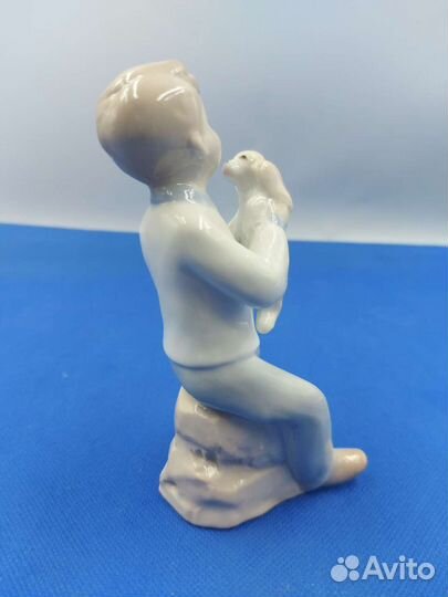 Фарфоровая статуэтка 