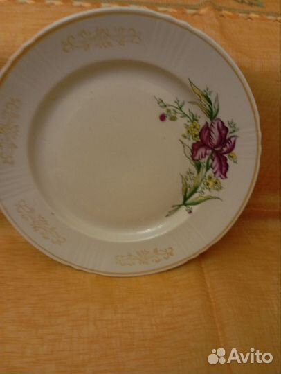 Тарелка советская с ирисами, диаметр 24 см