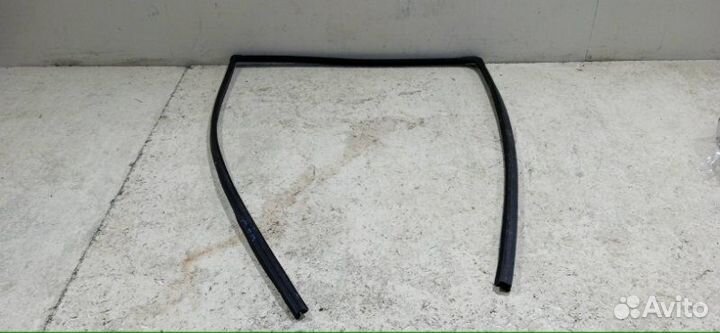 Уплотнитель стекла двери задний правый Toyota Land