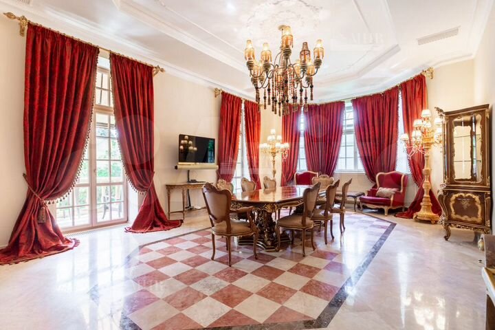 Дом 780 м² на участке 15 сот.