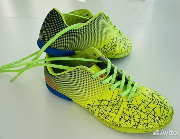 Детские футбольные бутсы